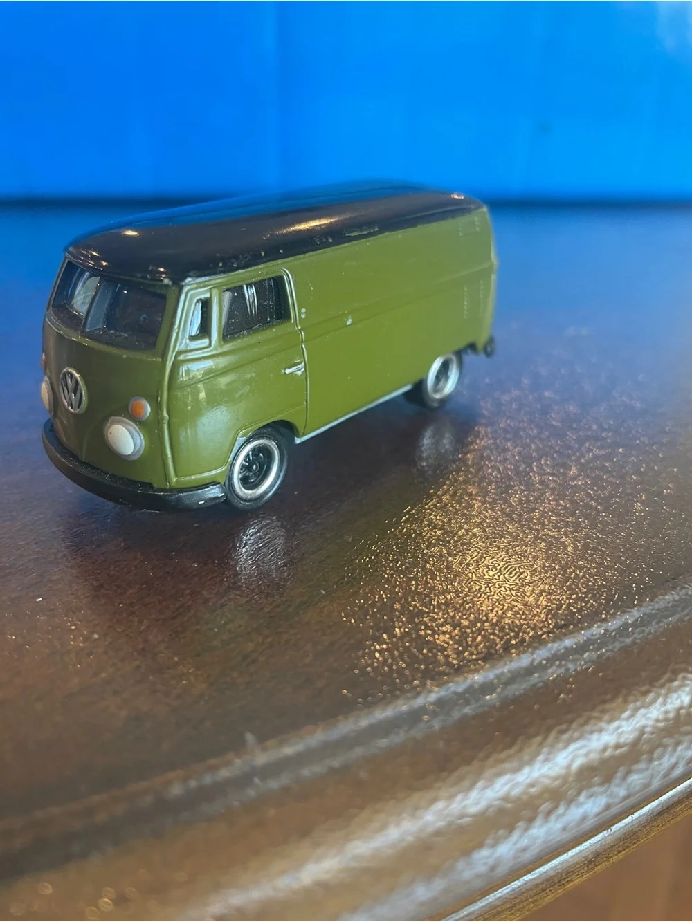 Johnny Lightning 1965 Volkswagen type 2 Van . ARMY Green and black
